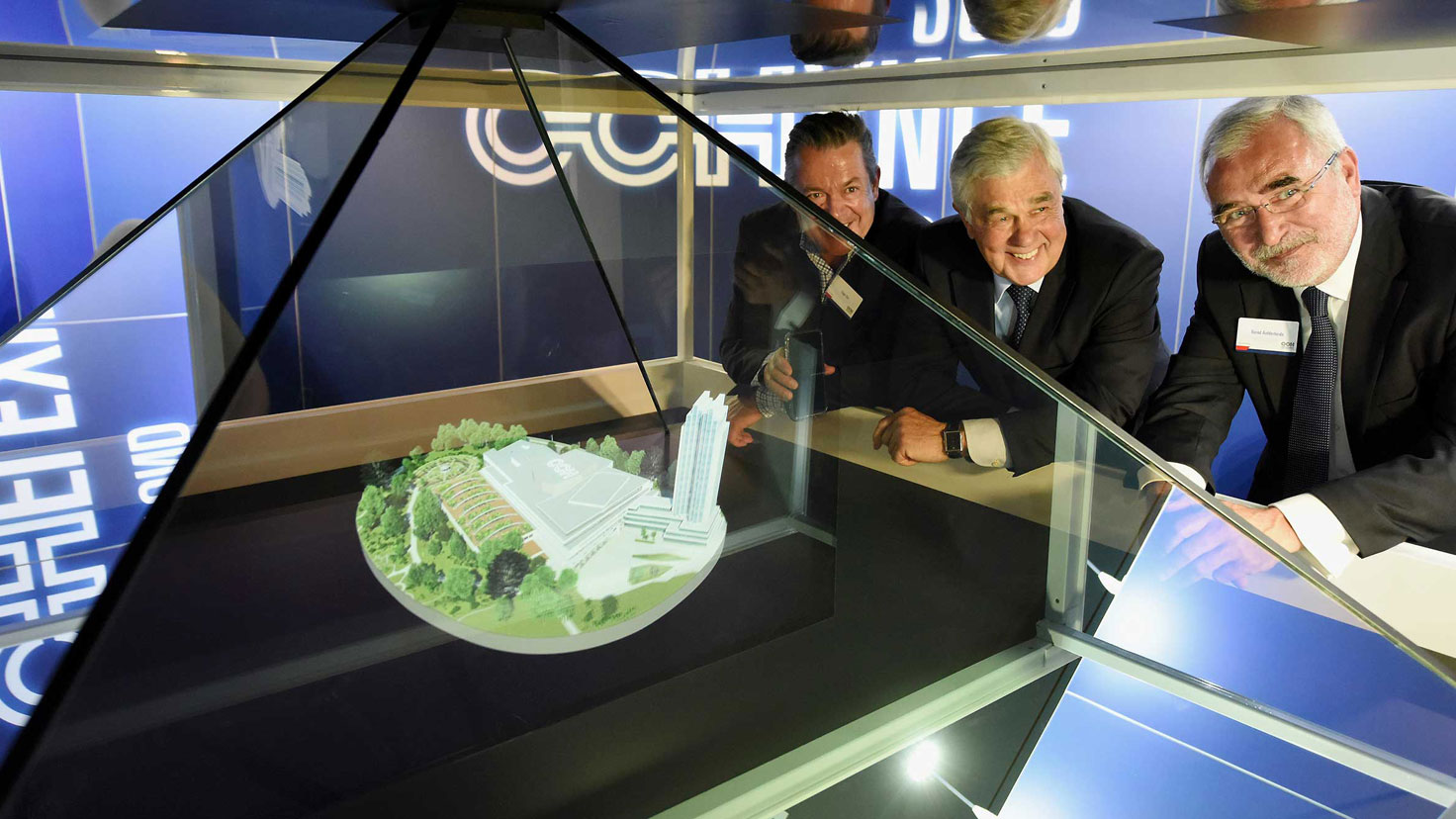 CCH showroom opening on May 30, 2017 / from left to right: Edgar Hirt, Frank Horch, Hamburg state senator of economic affairs, and Bernd Aufderheide at the hologram pyramid
